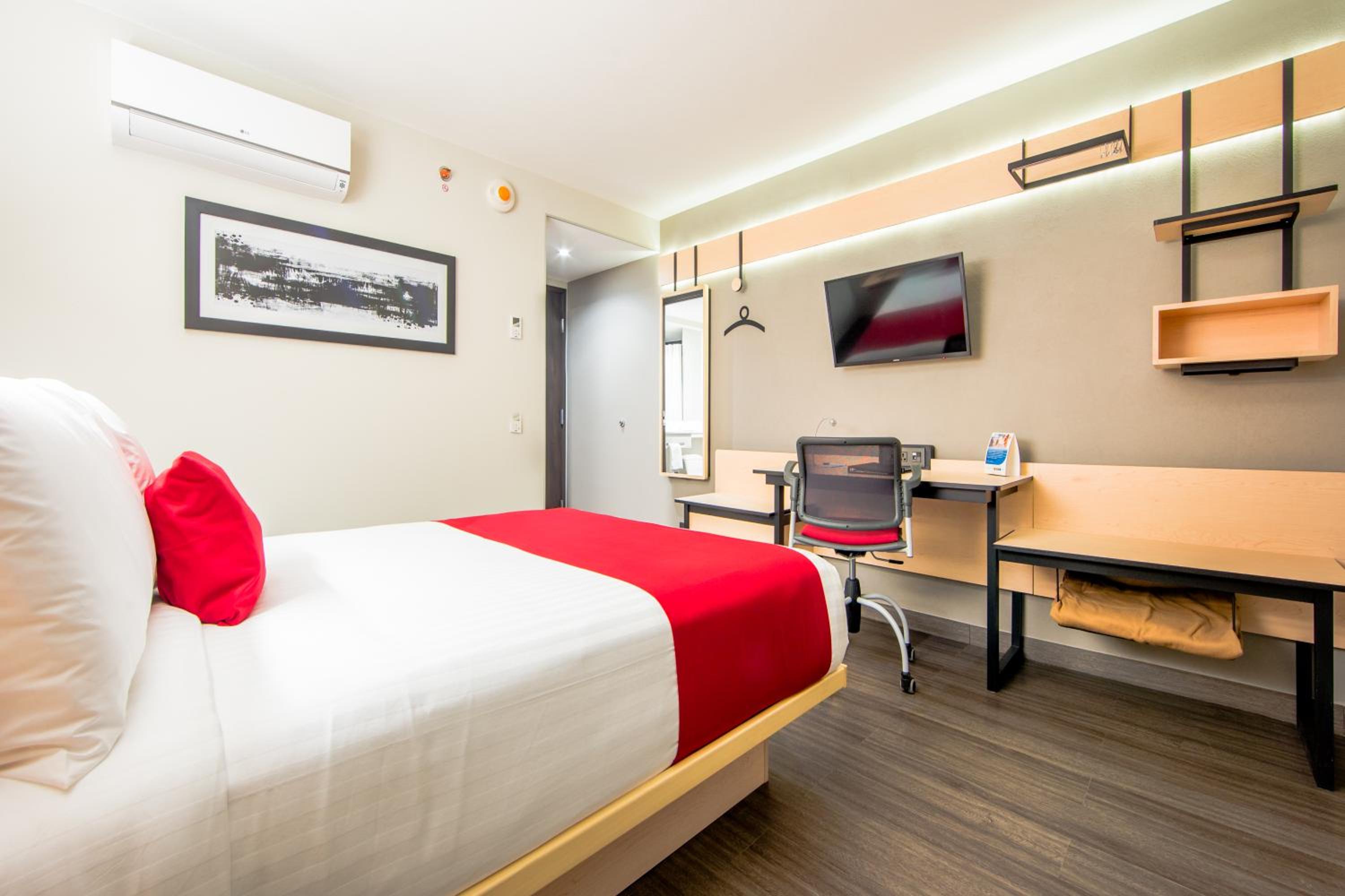 King Suite with Sofa Bed - Non-Smoking - Photo 3