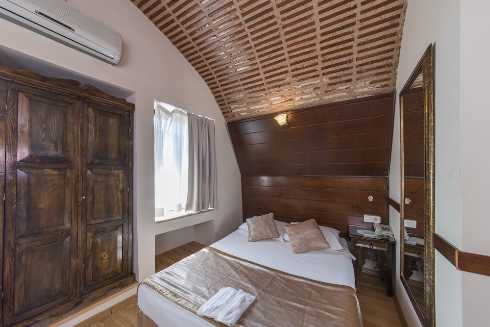 Cave Room with Double Bed photo 3