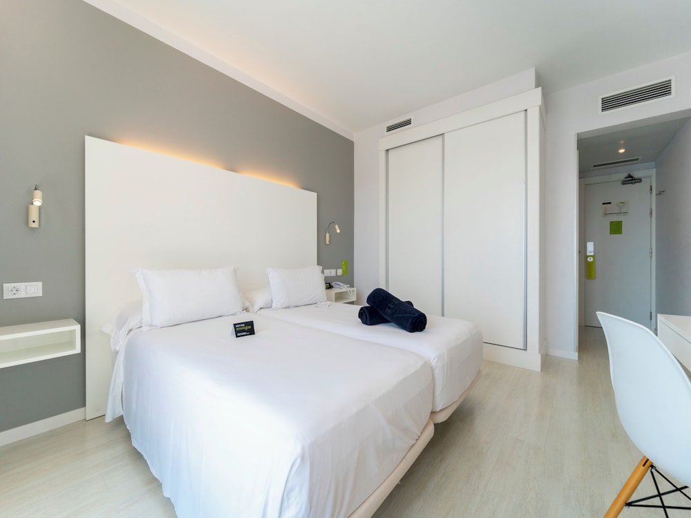 Premium Double Room Single Use, Sea View (& Pool view) - Photo 4
