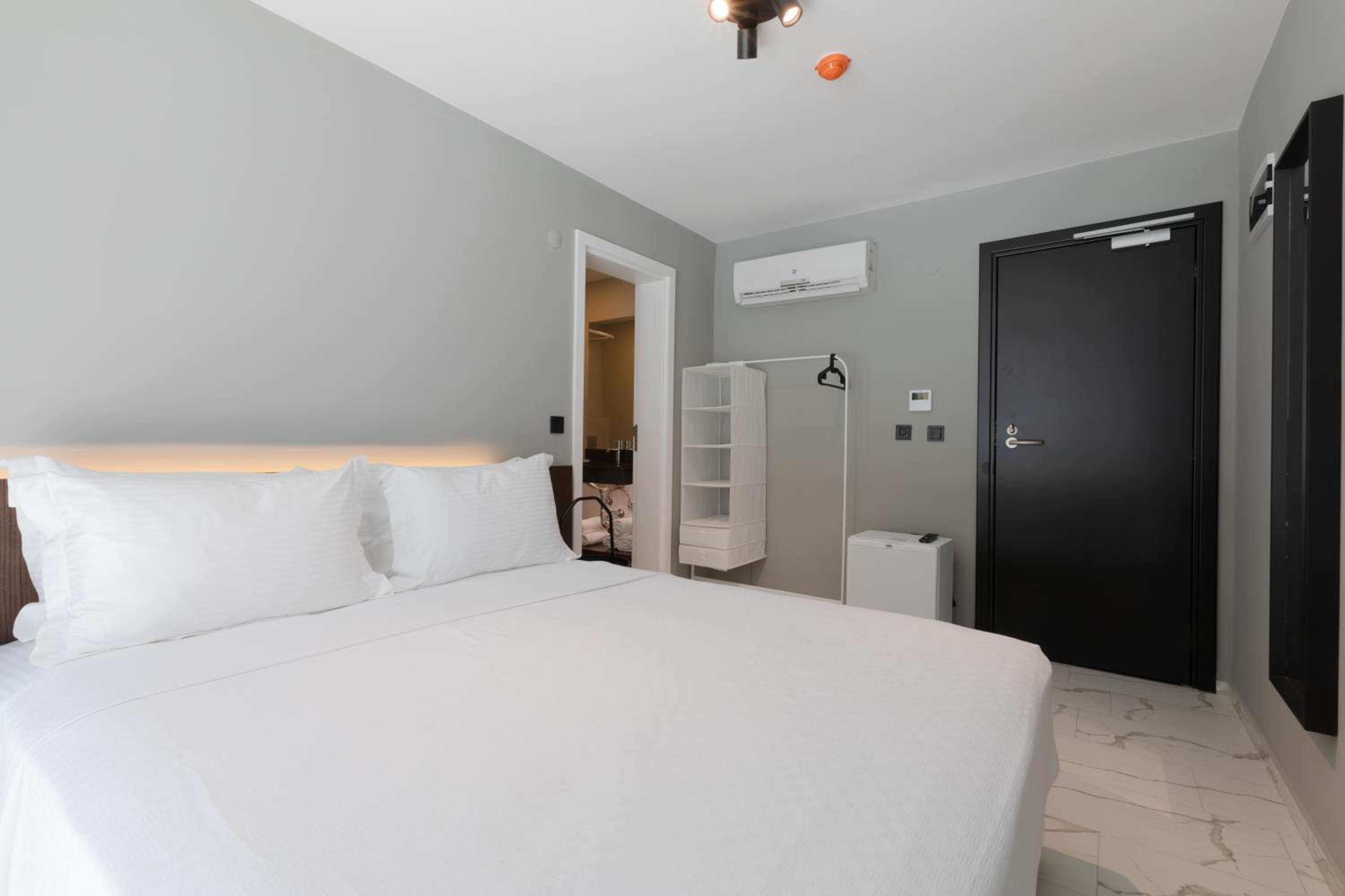 Small Double Room - Photo 4