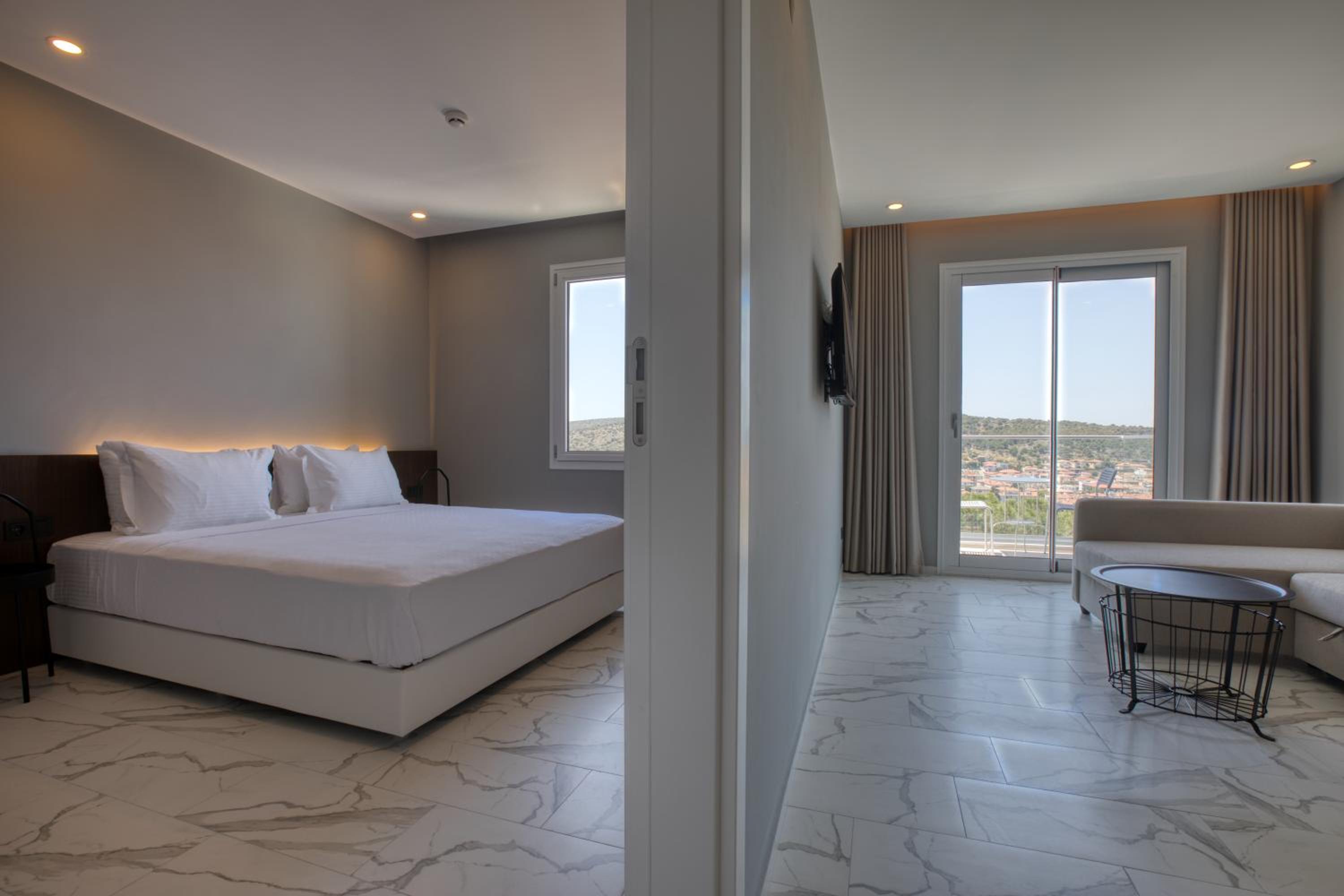 Superior Suite with Sea View - Photo 8