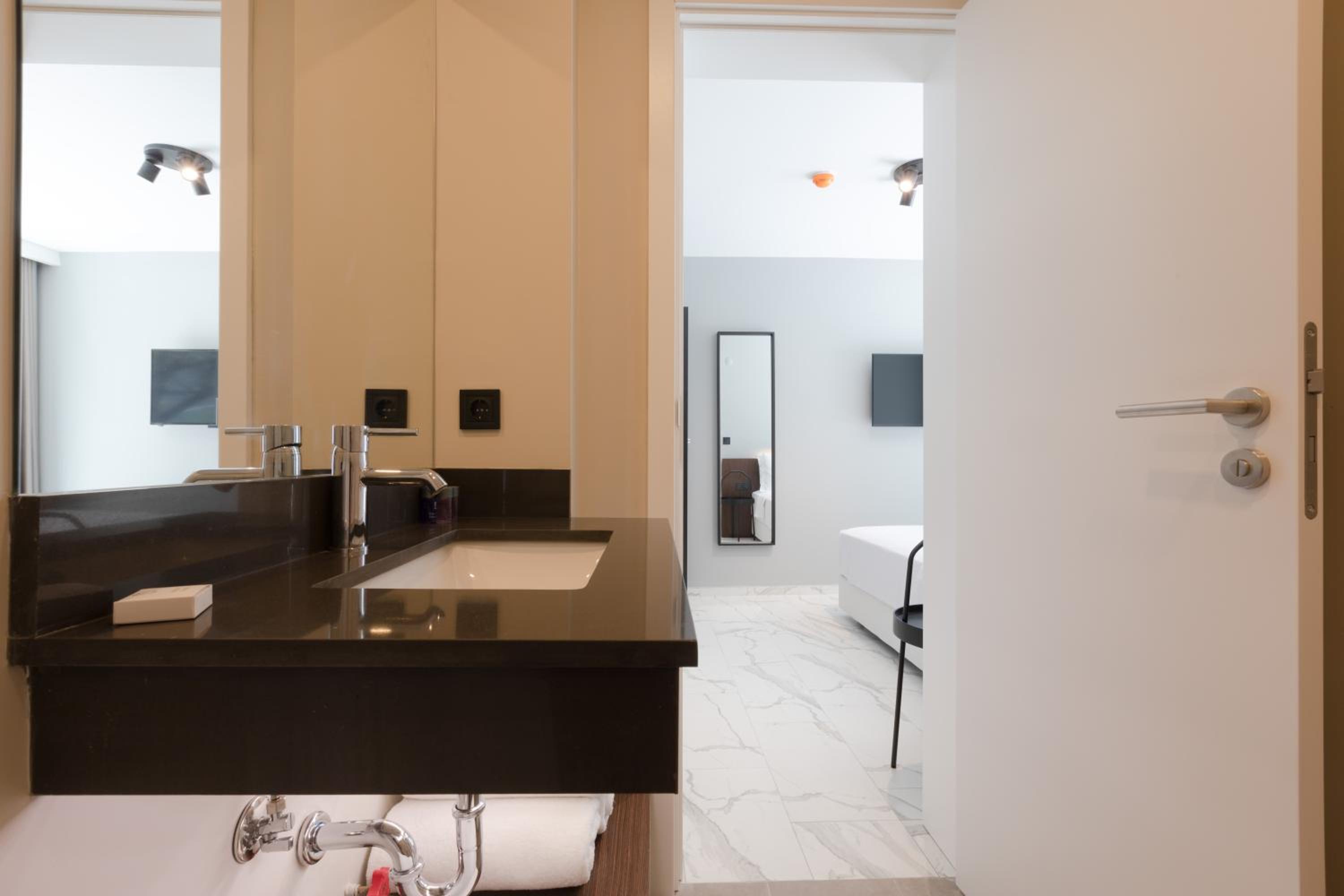 Small Twin Room - Photo 2