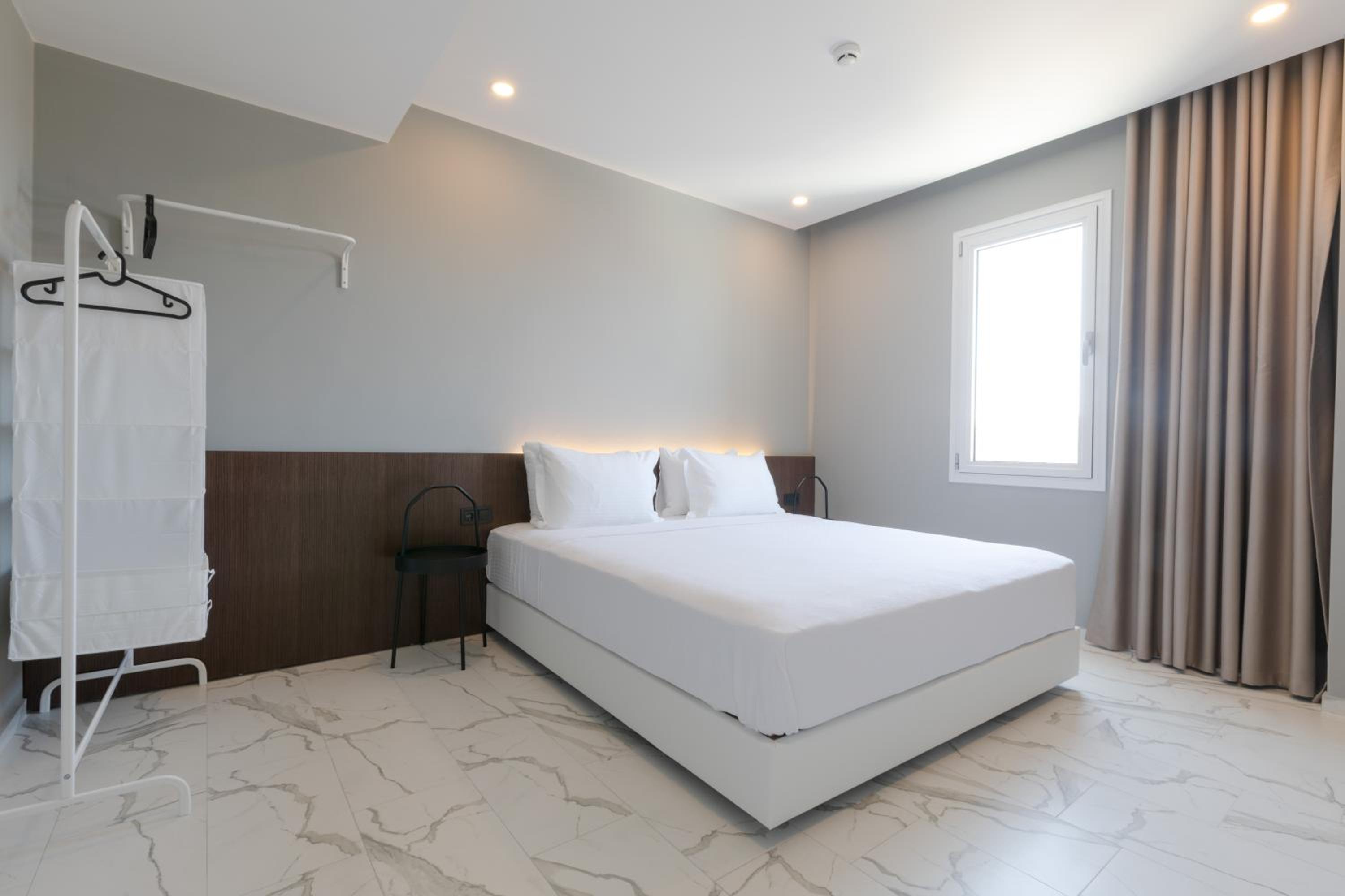 Superior Suite with Sea View - Photo 10
