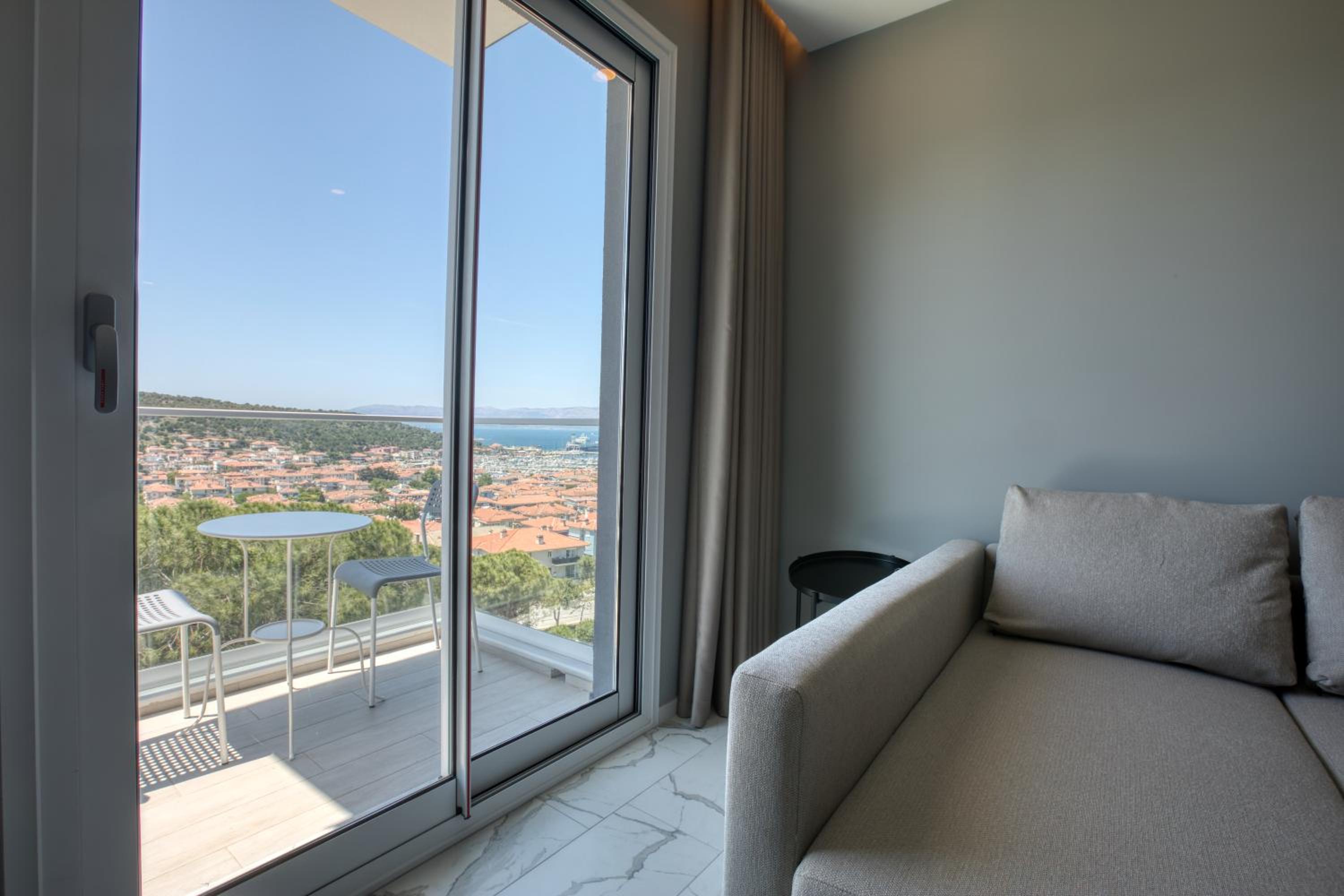 Superior Suite with Sea View - Photo 11