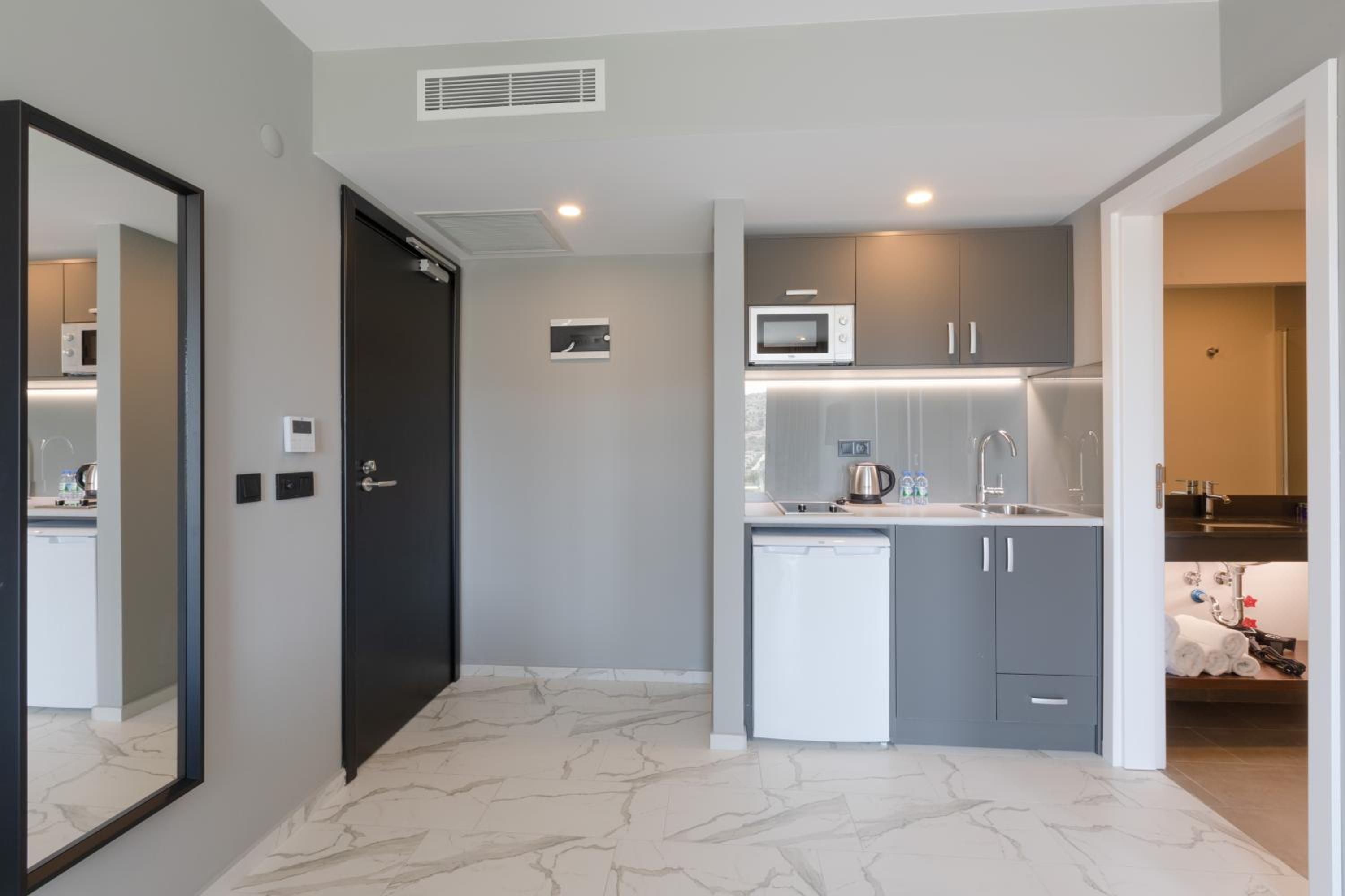 Superior Suite - Photo 9