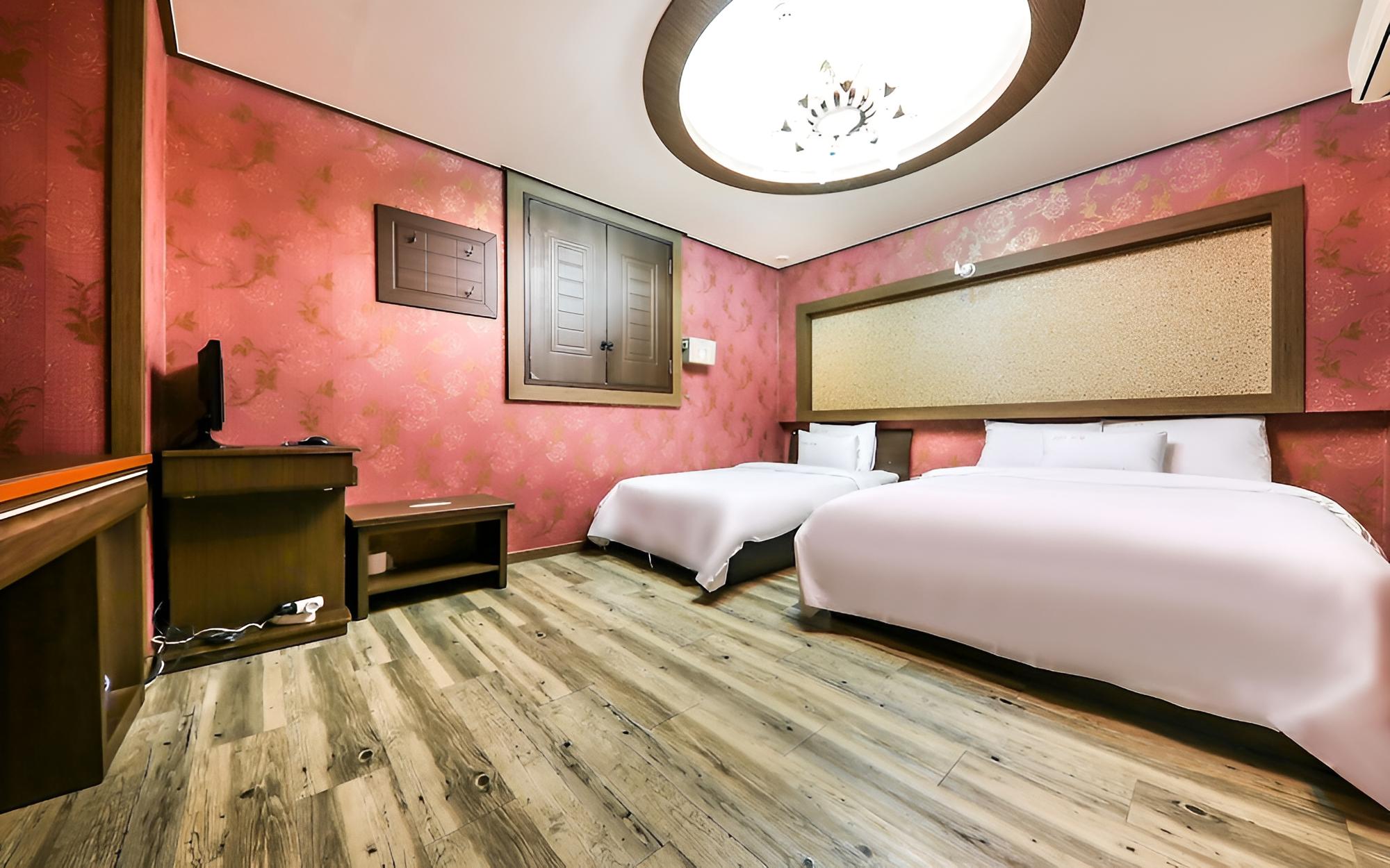 Room (Twin) photo 1