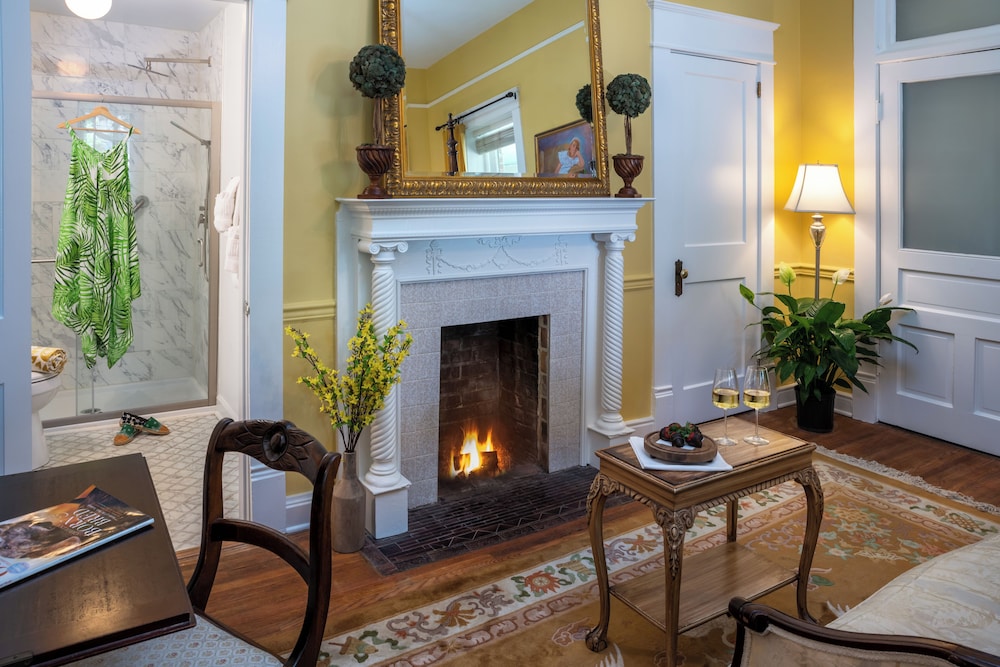 Classic Suite, 1 Bedroom, Fireplace (Hugh Williamson Suite) photo 2