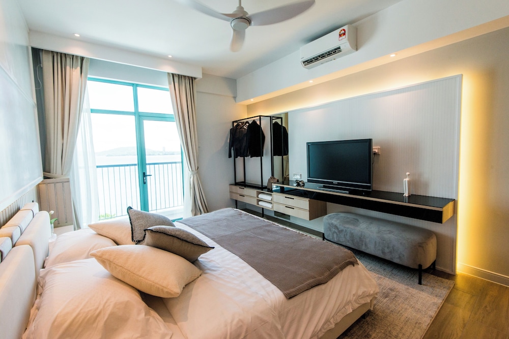 Deluxe Suite, 2 Bedrooms, Balcony, Sea View