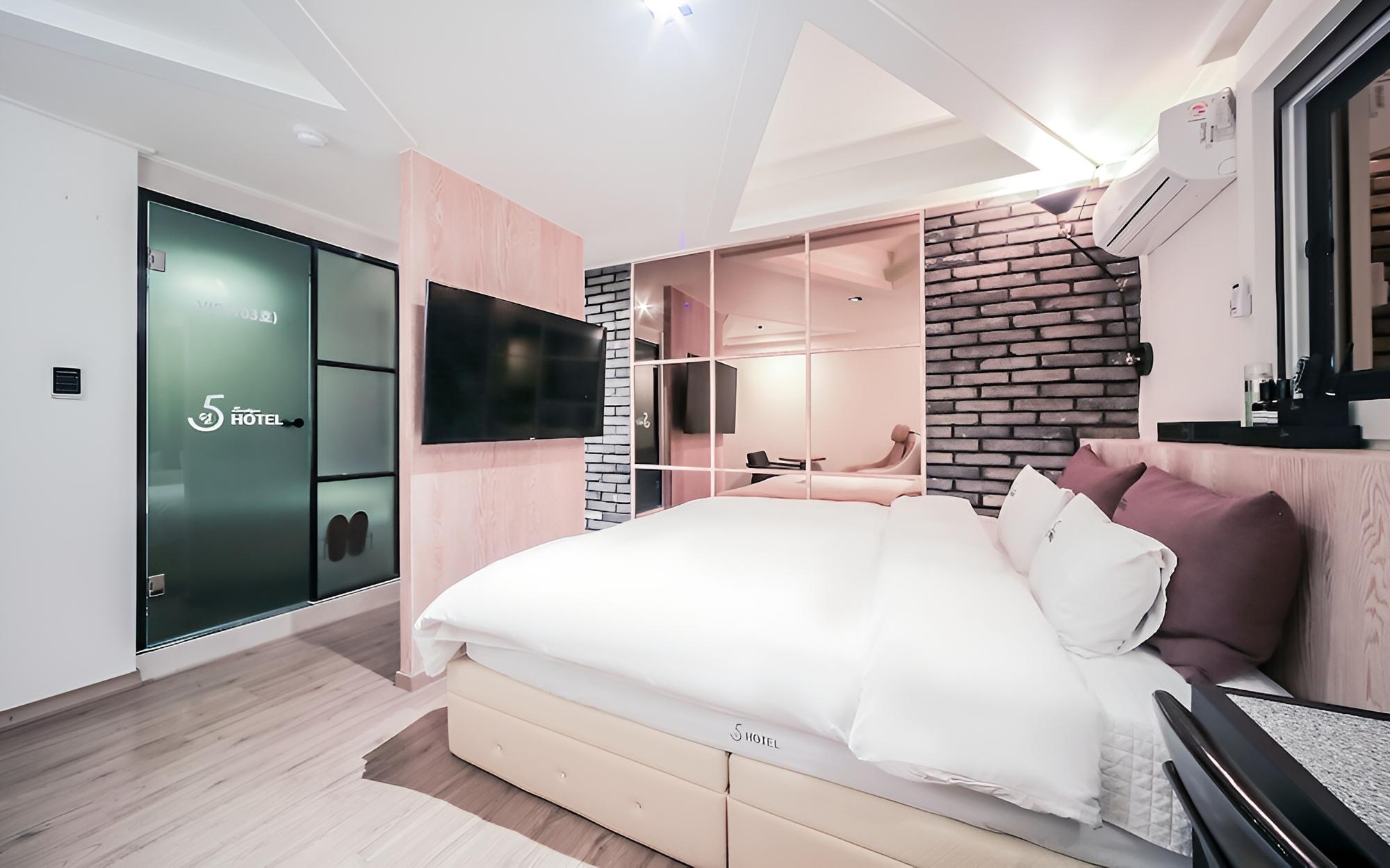 Room (Massage bed room (free Netflix availa) - Photo 5