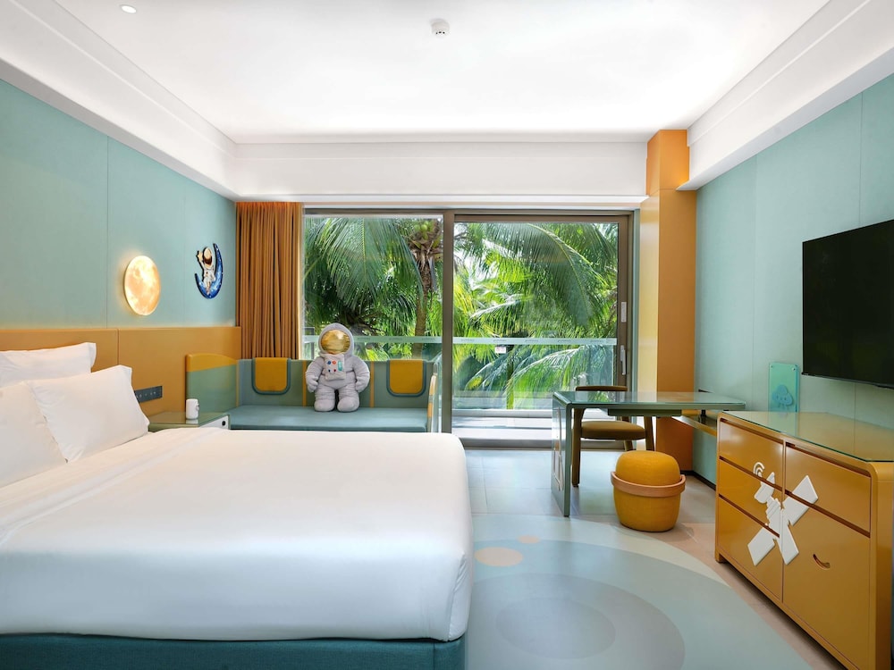 Family Room, 1 King Bed with Sofa bed - Photo 3