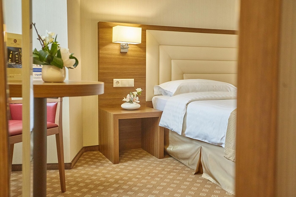 Premier Twin Room - Photo 3