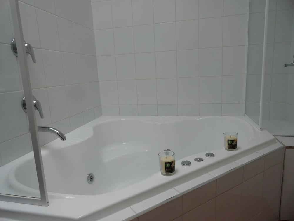 Executive Suite, Jetted Tub