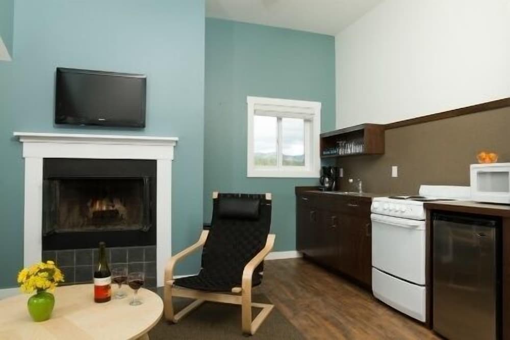 Suite, 1 King Bed with Sofa bed, Balcony, Partial Ocean View photo 2