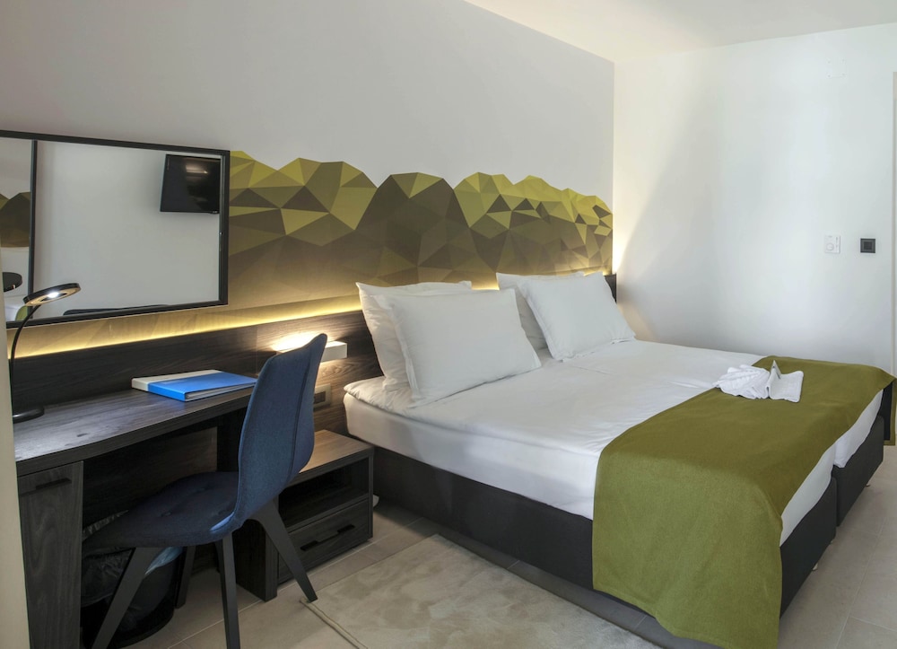 Standard double or twin room, balcony, park view - Photo 3