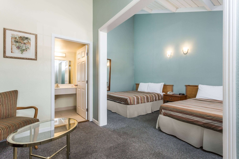 Room, 2 Double Beds, Non Smoking - Photo 1