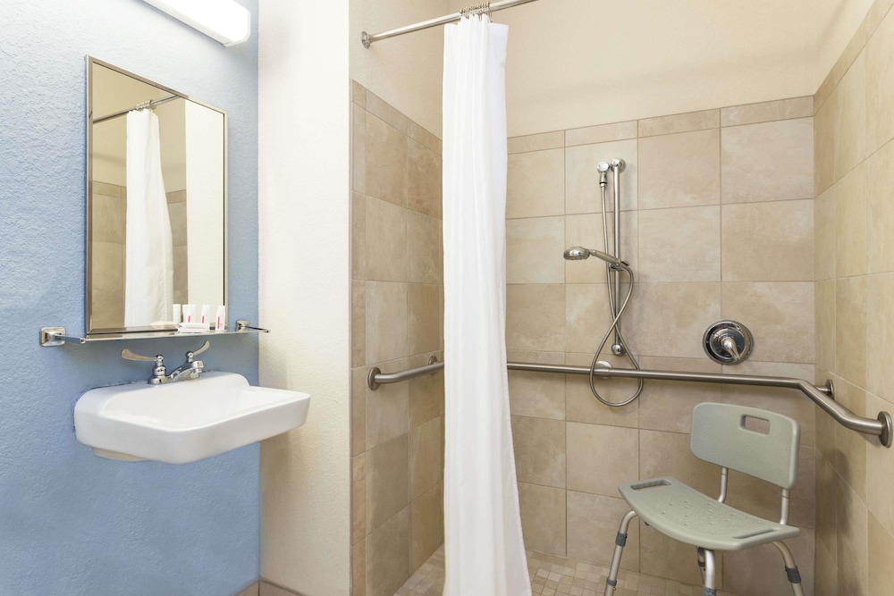 Suite, Accessible - Photo 4