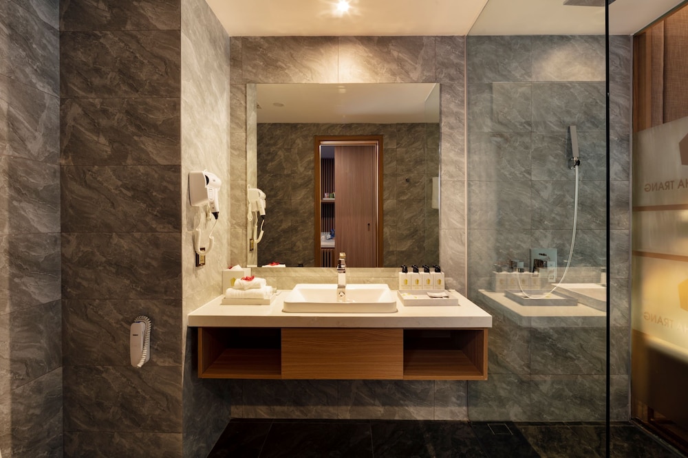 Deluxe Room, Balcony, City View - Photo 8