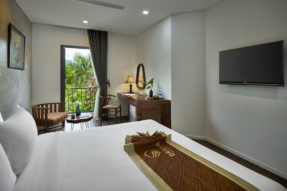 Deluxe Double Room, 1 King Bed, Balcony, Mountain View - Photo 7