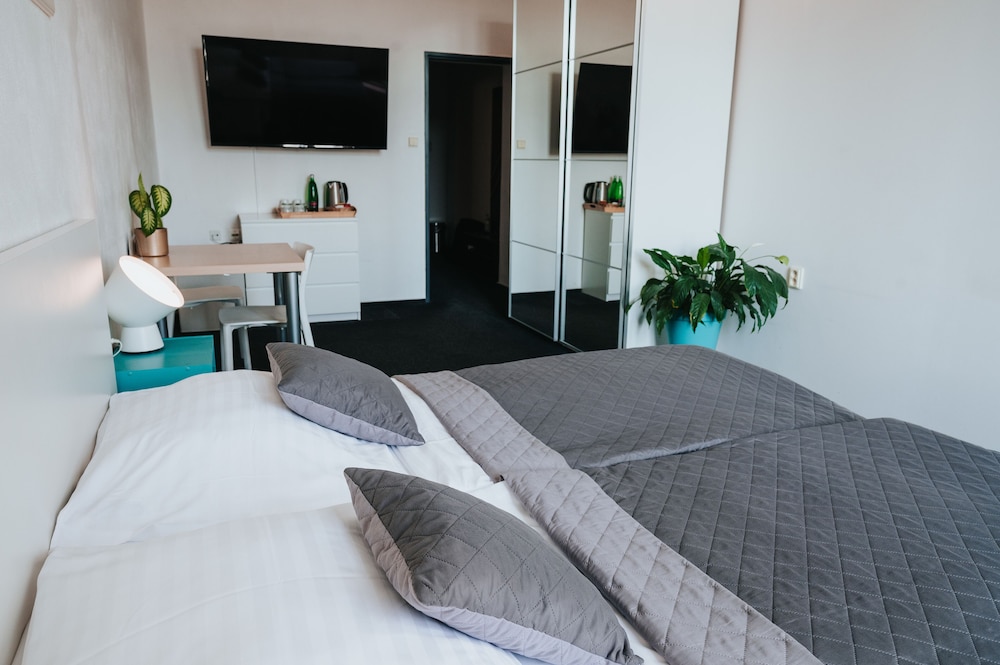 Economy Room, 1 Queen Bed