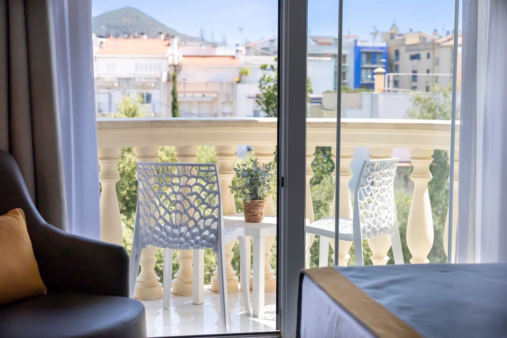 Double Room, Pool View - Photo 7