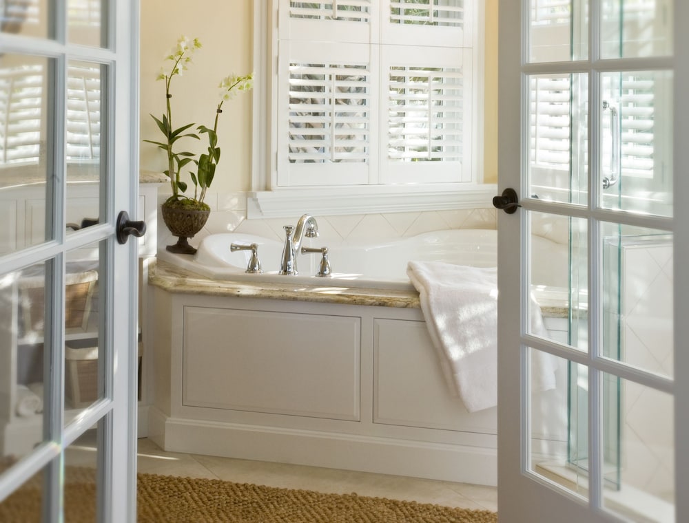 Premier Room, 1 King Bed, Jetted Tub, Partial Ocean View photo 3