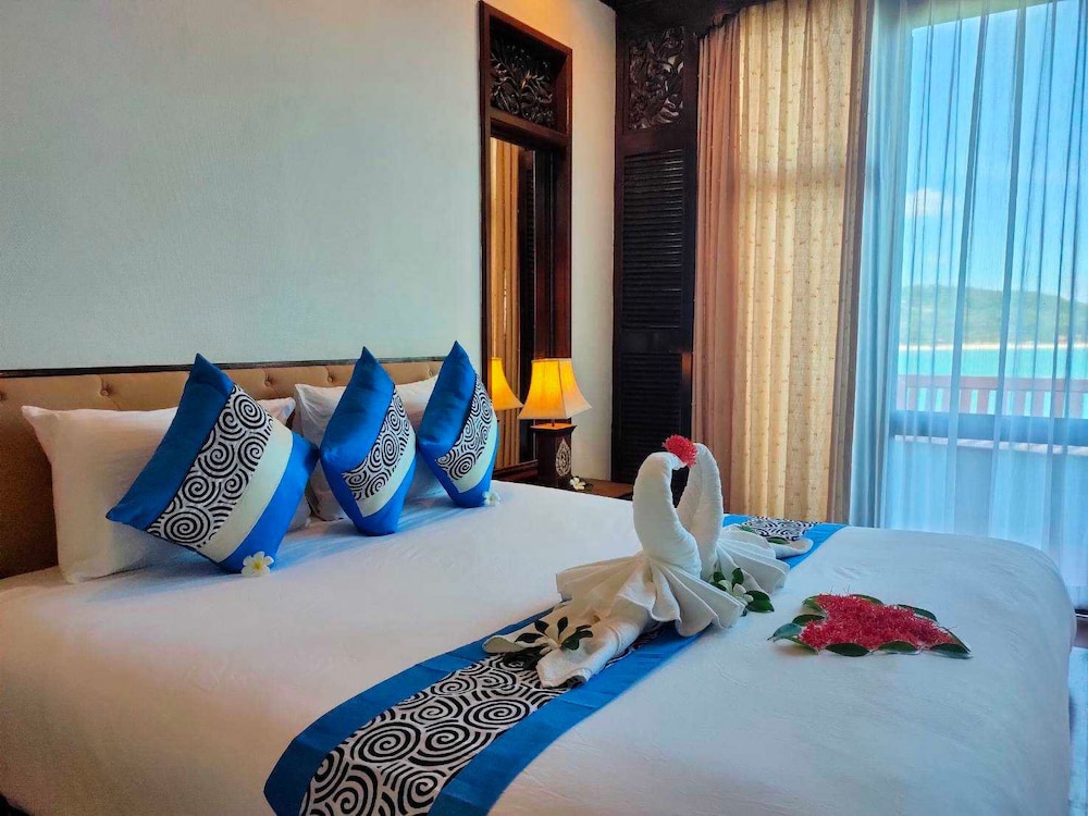 Deluxe Suite, Sea View - Photo 10