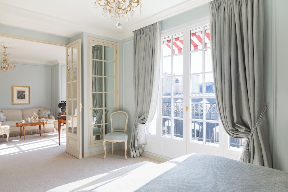 Deluxe Suite with Balcony photo 2