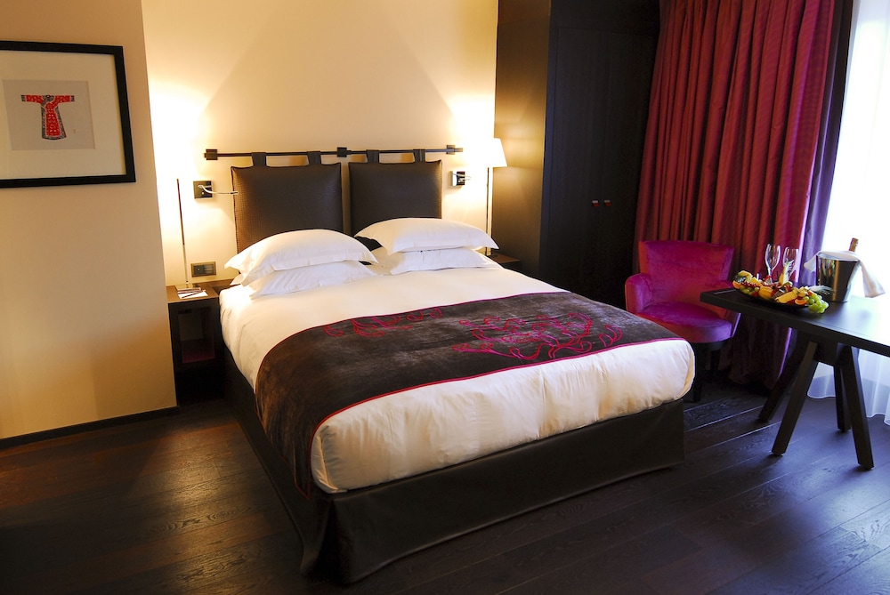 Deluxe Room, 1 King Bed - Photo 3