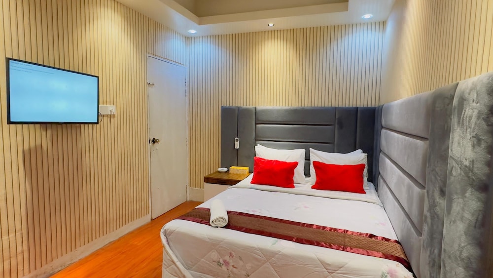 Economy Triple Room photo 3