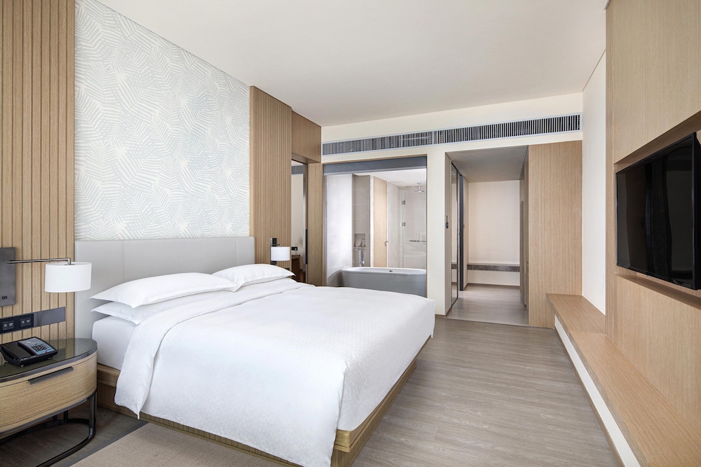 Room, 1 King Bed, Balcony photo 3