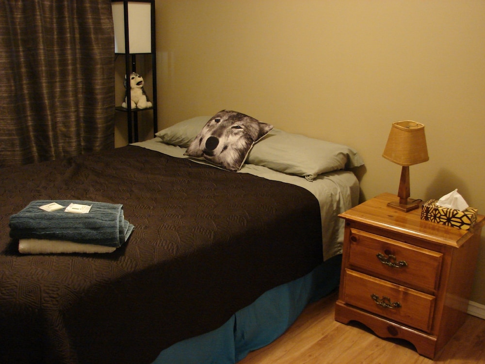 Wolf Room, 1 Queen Bed, Shared Bathroom photo 1