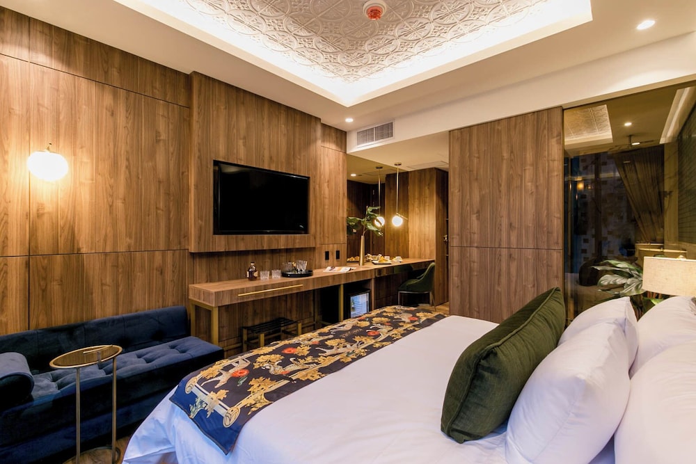 King Suite - High Floor photo 2