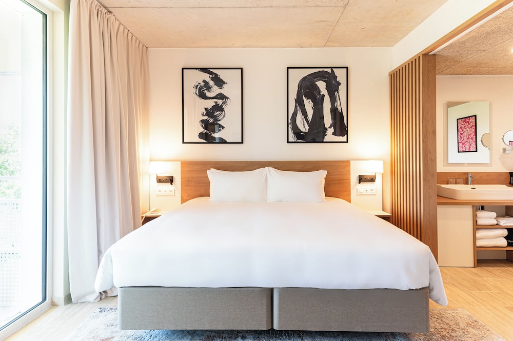 Suite, 1 Bedroom, Balcony - Photo 3