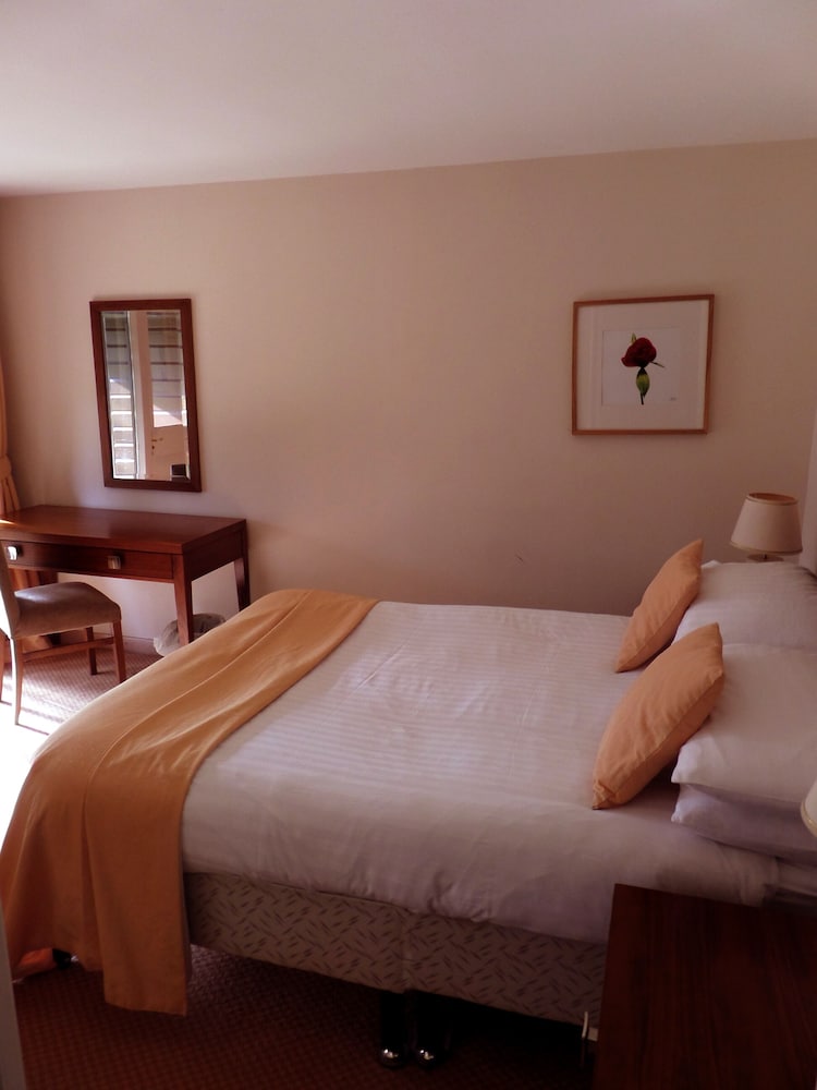 Classic Extra One Bedroom Apartment With Log Fire photo 3
