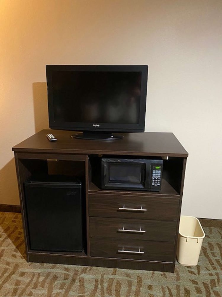 Standard Room, 2 Queen Beds, Non Smoking, Refrigerator & Microwave (1st Floor) - Photo 7