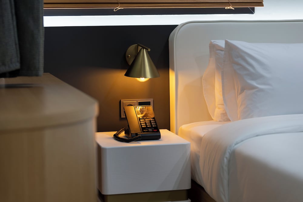 Standard Room, 1 Queen Bed photo 2