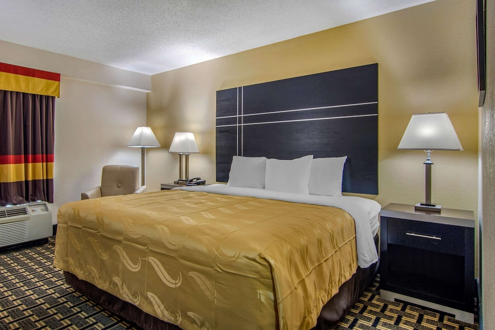 Standard Room, 1 King Bed, Non Smoking - Photo 1