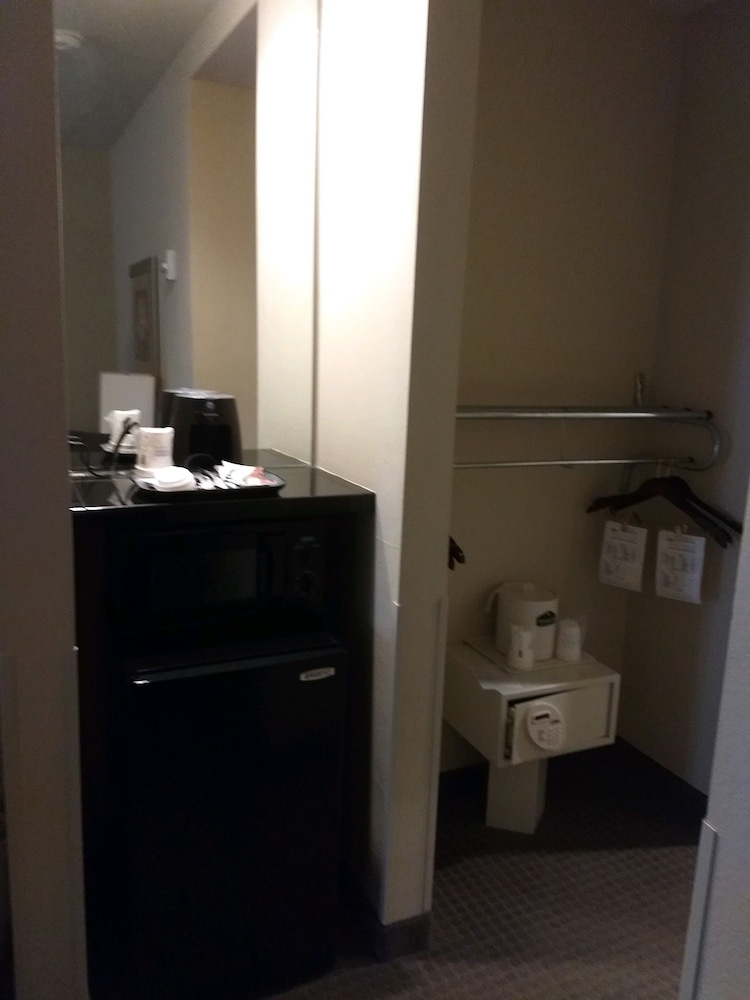 Room, 1 King Bed, Accessible, Non Smoking - Photo 4