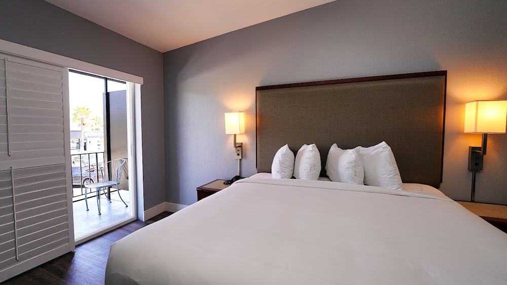 Newly Remodeled Room, King Bed, Balcony, Non-Smoking - Photo 14