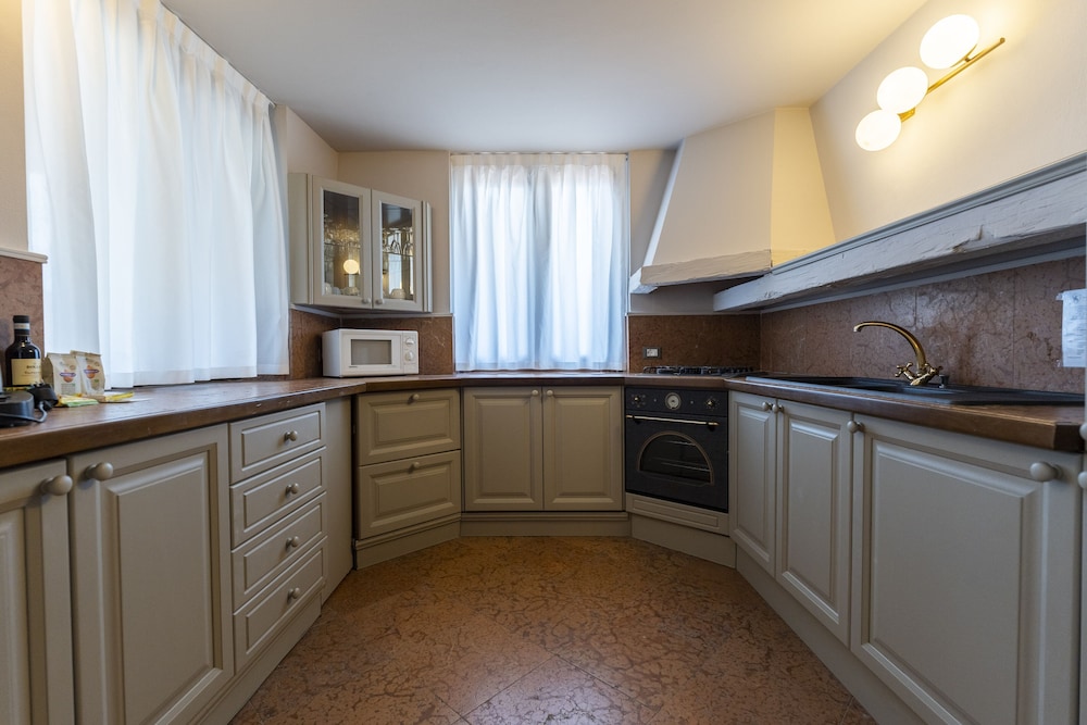 Executive Suite, 3 Bedrooms, Terrace, Lake View - Photo 8