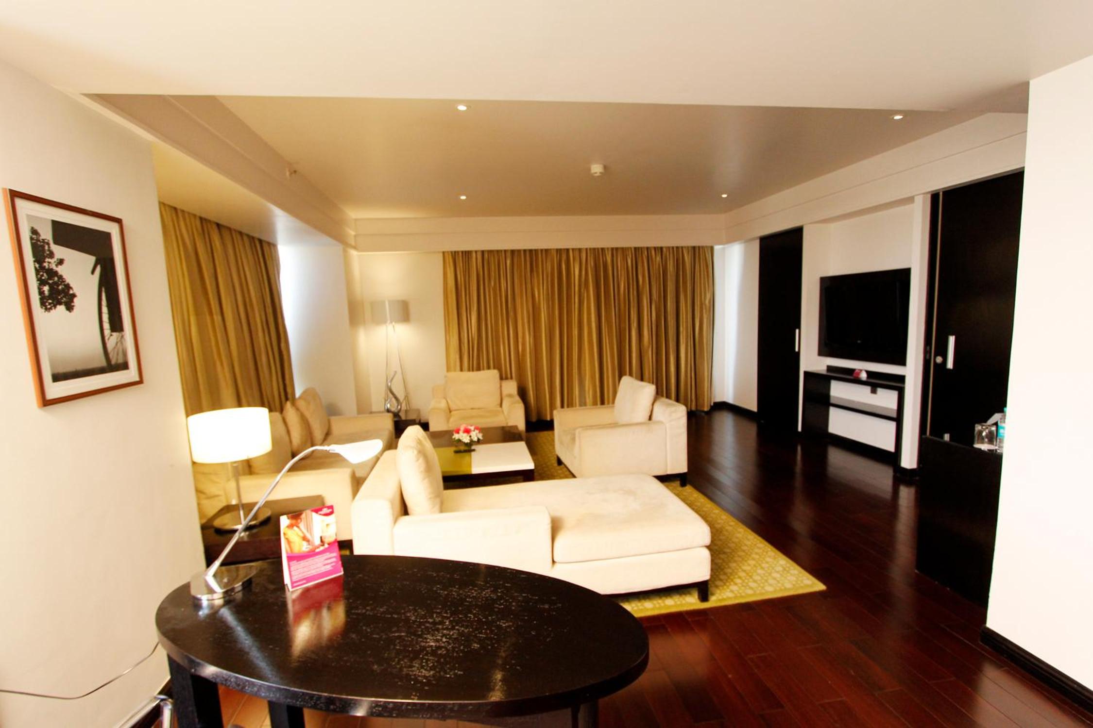 King Suite - Lounge Access - Photo 3