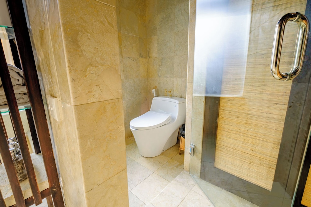 Pool Access Suite with Butler Service - Photo 5