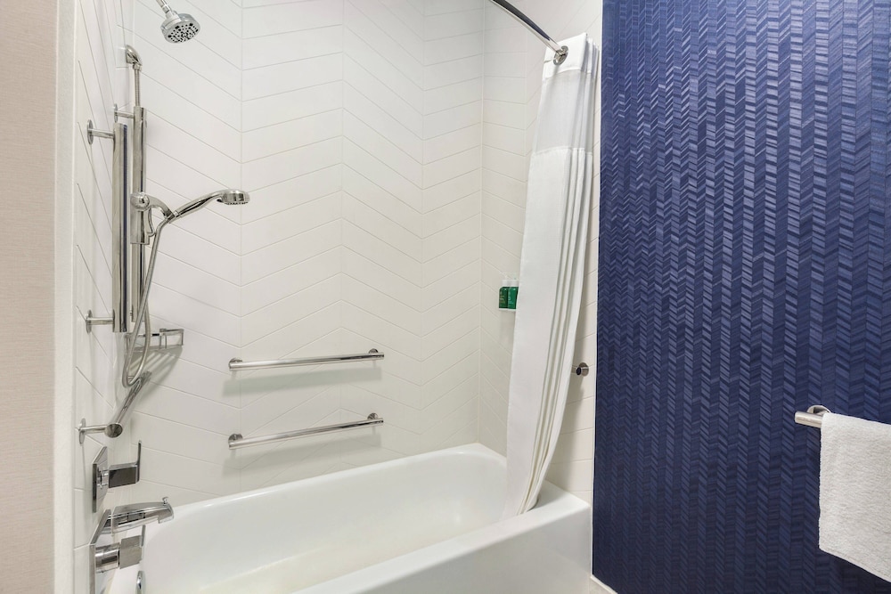 Room, 2 Queen Beds (Mobility/Hearing Accessible, Tub) - Photo 5