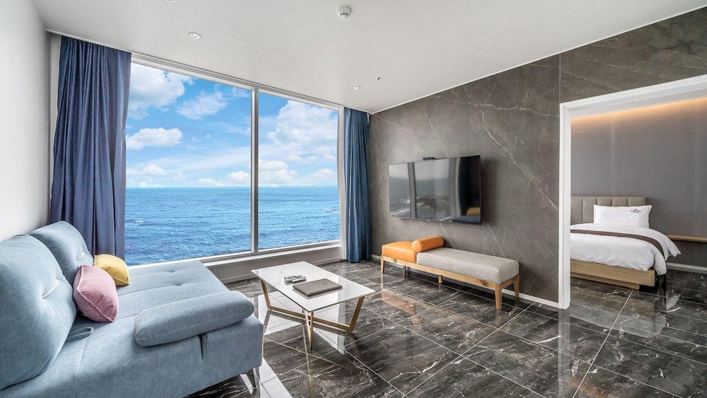 E. Suite, Ocean View - Photo 2