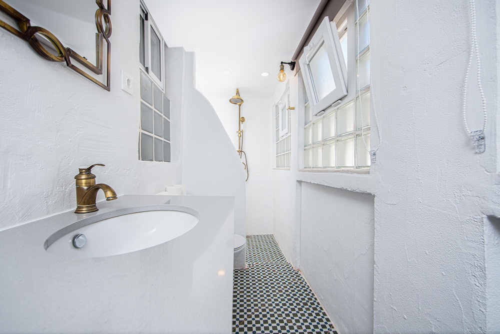 Traditional Condo, 2 Bedrooms, Pool Access, Beachside (8) photo 3