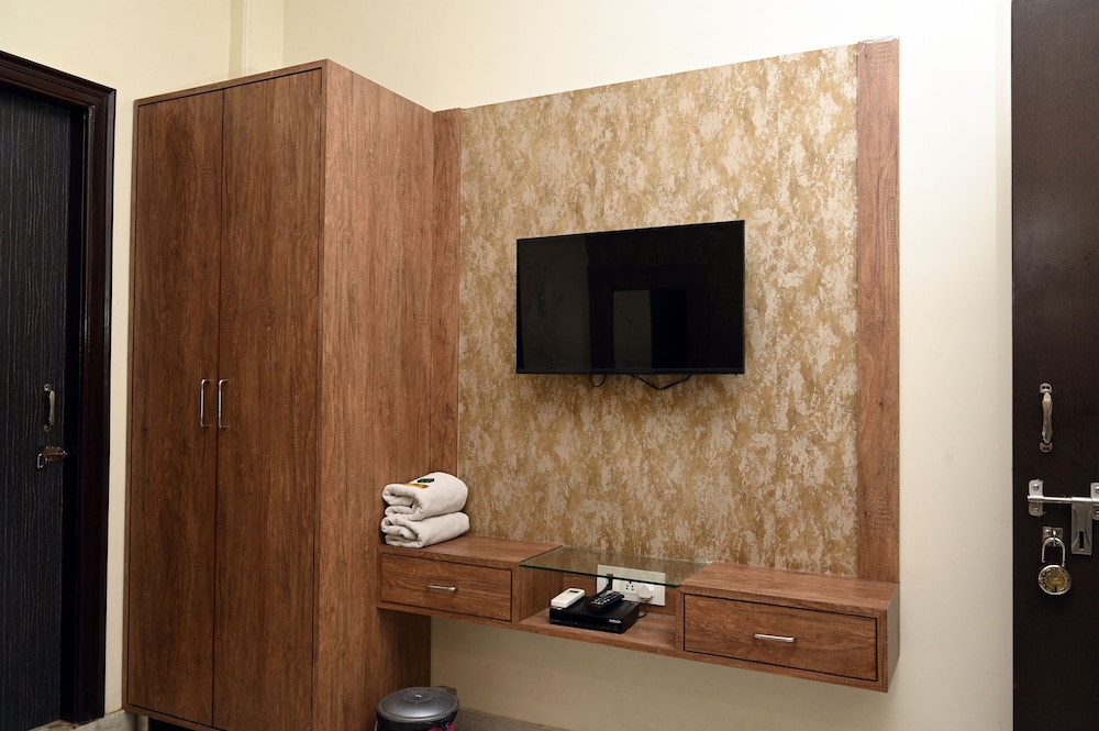 Deluxe Double Room A/C - Photo 12