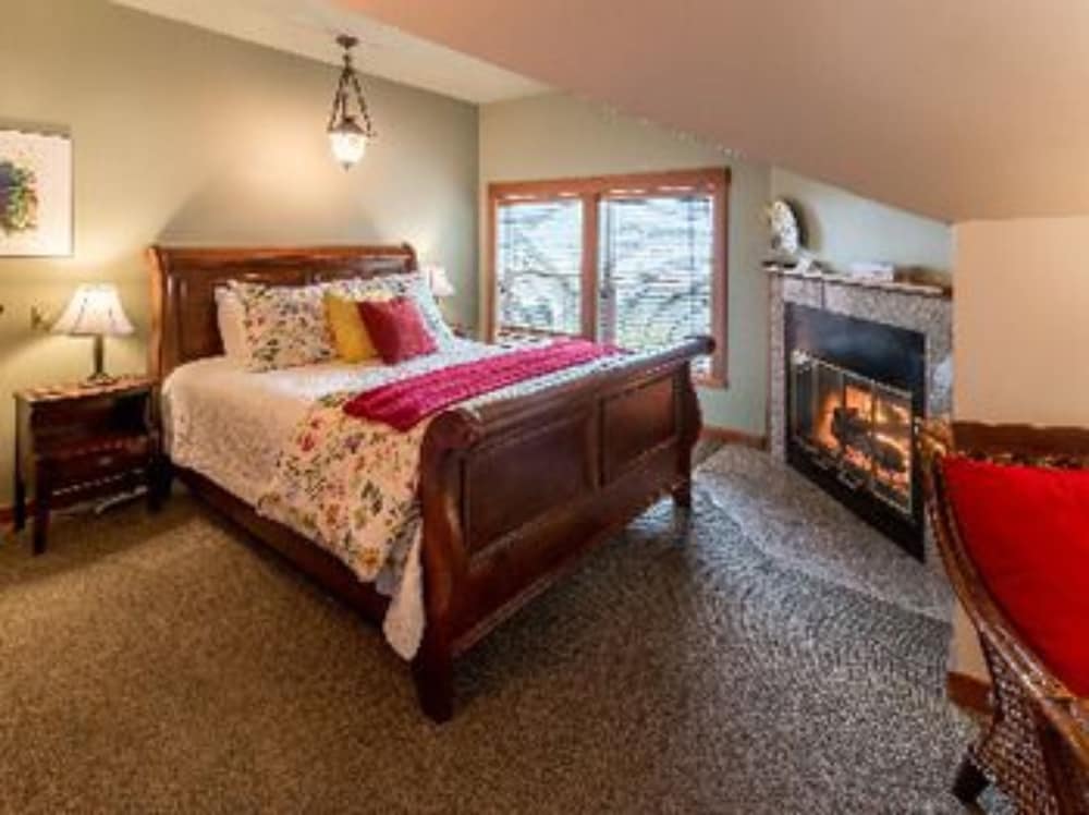 Romantic Suite, 1 King Bed, Jetted Tub photo 1