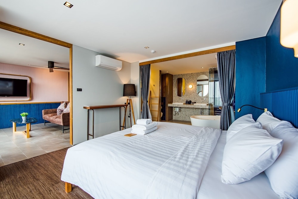 One-Bedroom Suite - Photo 2