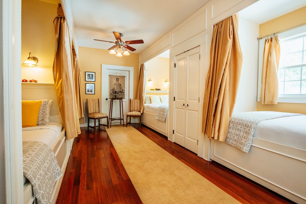 The Pullman Car Room photo 1