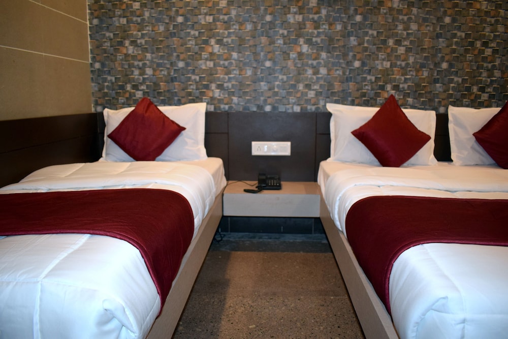 Deluxe Room, Multiple Beds photo 3